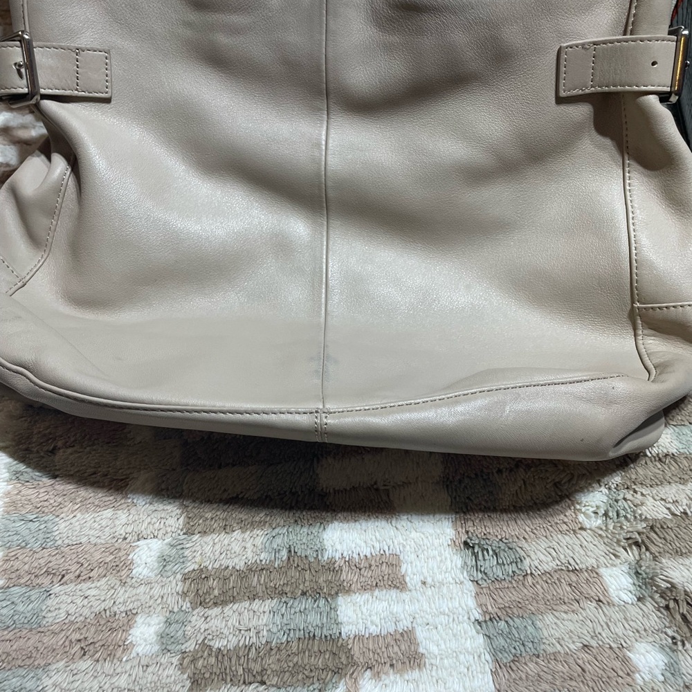 Elegant Cream Leather Shoulder Bag - Picture 3 of 12